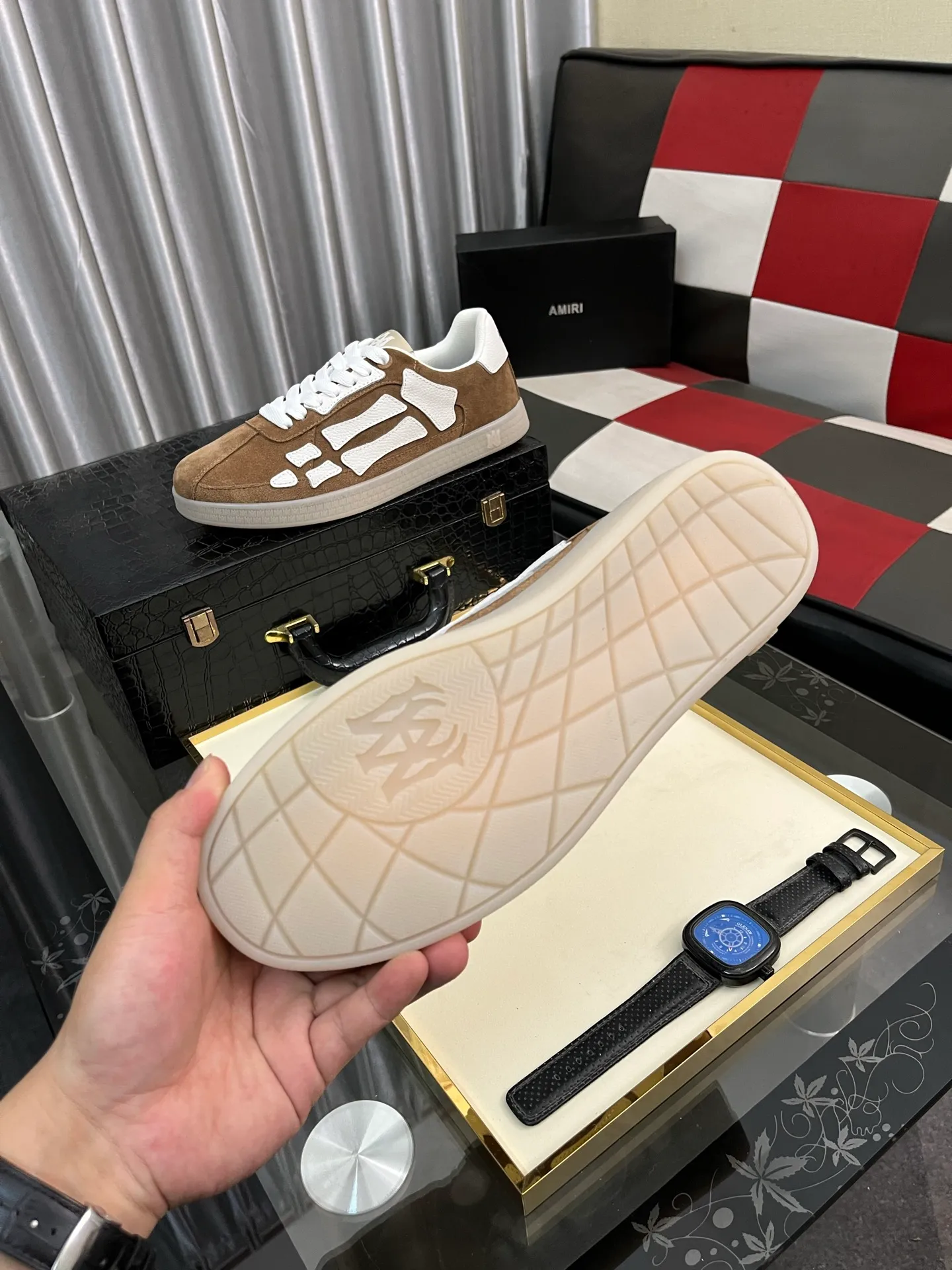 Men's shoes 💰420⌚️⌚️《AMIR*》New men's low-top casual sports sneakers bone shoes, another pair of irresistible bone shoes. Bone shoes are one of AMIRI's most popular items. They use first-layer cowhide uppers. The side bones are made of two cowhide laminations. They have a three-dimensional feel. The leather incisions are all oil-edged. Contrasting color design. Simple style. Fashionable sports. Customized metal LOGO nameplate to embellish shoelaces. Exclusive control of top version. Supports comparison. Breathable mesh lining Original rubber outsole A must-have item for daily leisure Suitable for various occasions Check it out if you are looking for high quality Super cool uppers Size: 38-445️⃣ Colors available